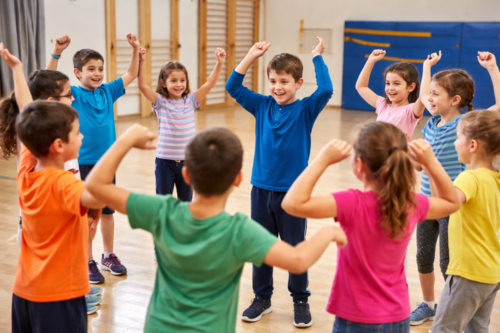 alumnos en círculo imitando movimientos en el juego del director de orquesta en educación física